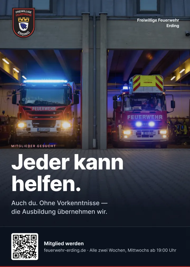 Kampagnenplakat: zwei Feuerwehrfahrzeuge nachts in der Fahrzeughalle, Schriftzug „Jeder kann helfen.“