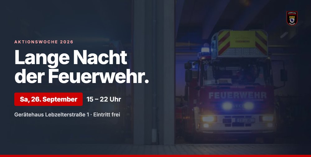 Kampagnenmotiv: Feuerwehrfahrzeuge nachts in der Fahrzeughalle, Schriftzug „Lange Nacht der Feuerwehr.“